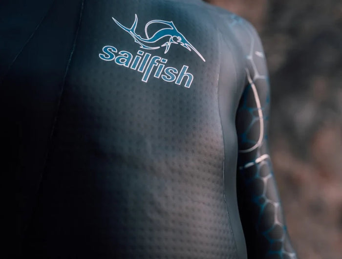 Drielaagse neopreenconstructie met geïntegreerde luchtcellen biedt maximale drijfkracht ter hoogte van borst, heupen en dijen.