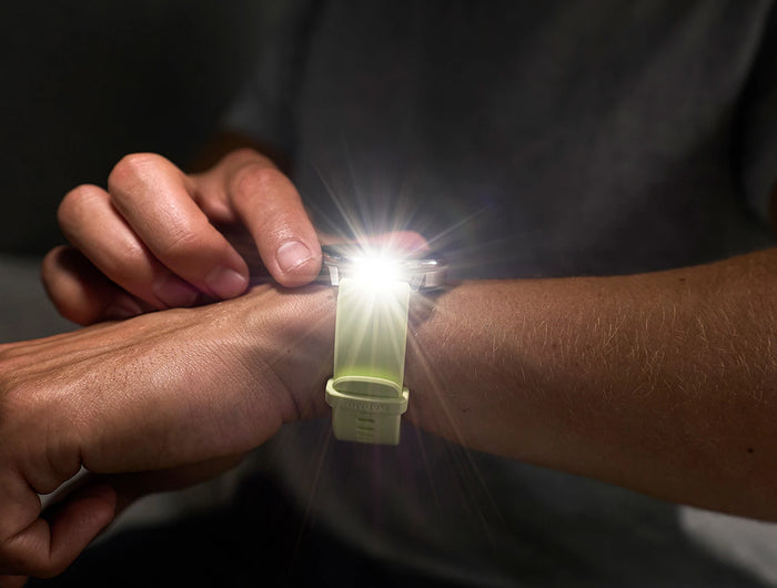 MET DE HELDERE LED-ZAKLAMP