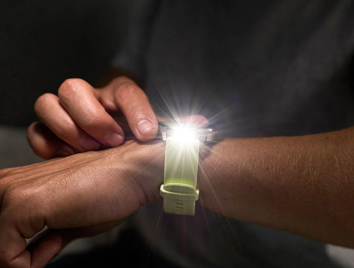 MET DE HELDERE LED-ZAKLAMP