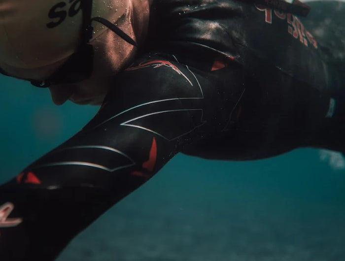 De speciale coating vermindert de wrijvingsweerstand in het water, zodat je sneller en efficiënter zwemt.