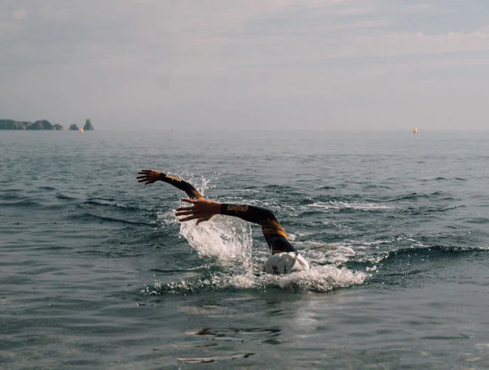 High-end neopreen in schouders, armen en borst biedt uitzonderlijke flexibiliteit en een laag gewicht, zodat je vrij en efficiënt kunt blijven bewegen.