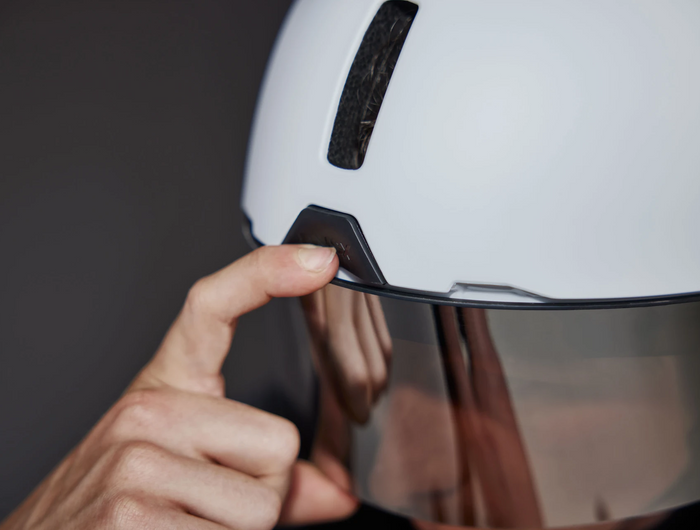 Slim geplaatste ventilatiekanalen en luchtstroom via het vizier zorgen voor continue frisse lucht en helpen beslaan van het vizier te voorkomen, ook wanneer het tempo hoog ligt.