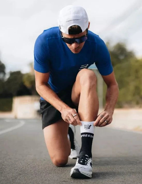 Compressport | Mittlere Kompressionssocken V2 | Schwarz-Weiss