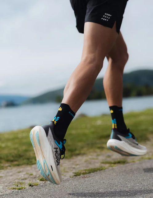 Compressport | Pro Racing Socks V4 | Run High | IRONMAN 2026 | Schwarz