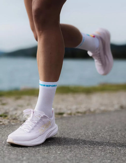Compressport | Pro Racing Socks V4 | Run High | IRONMAN 2026 | Weiß