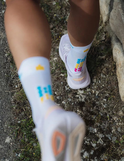 Compressport | Pro Racing Socks V4 | Run High | IRONMAN 2026 | Weiß