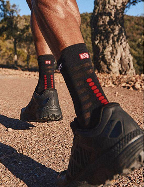 Compressport | Pro Racing Socken V4 | Ultralight | Run High | Schwarz / Rot