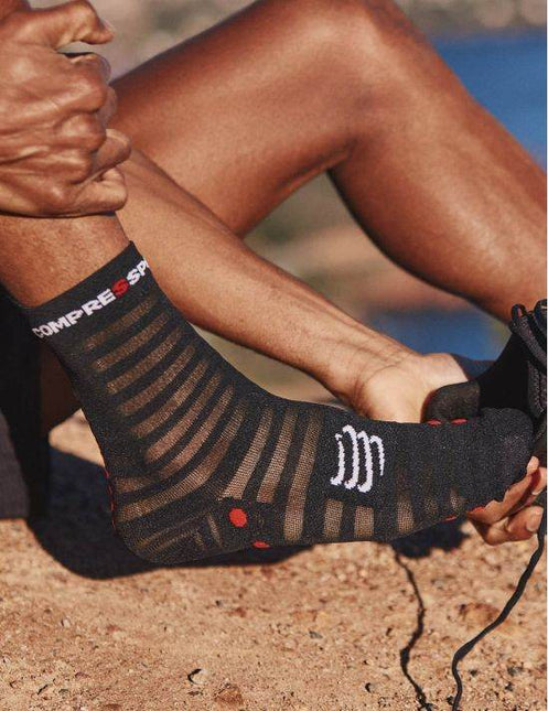 Compressport | Pro Racing Socken V4 | Ultralight | Run High | Schwarz / Rot