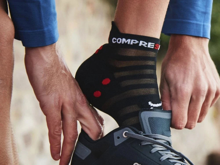 Compressport | Pro Racing Socken V4 | Ultralight | Run Low | Schwarz / Rot