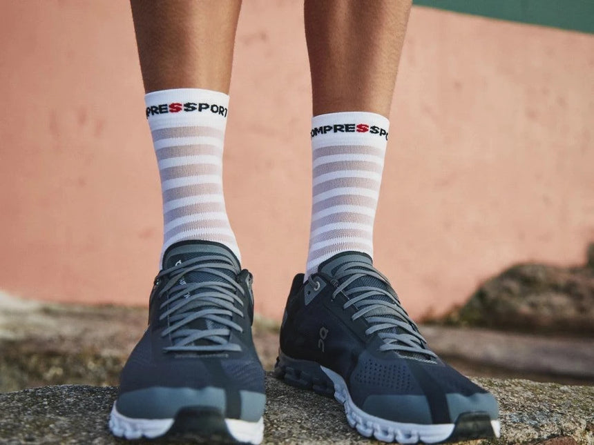 Compressport | Pro Racing Socken V4 | Ultralight | Run High | Weiß / Alloy