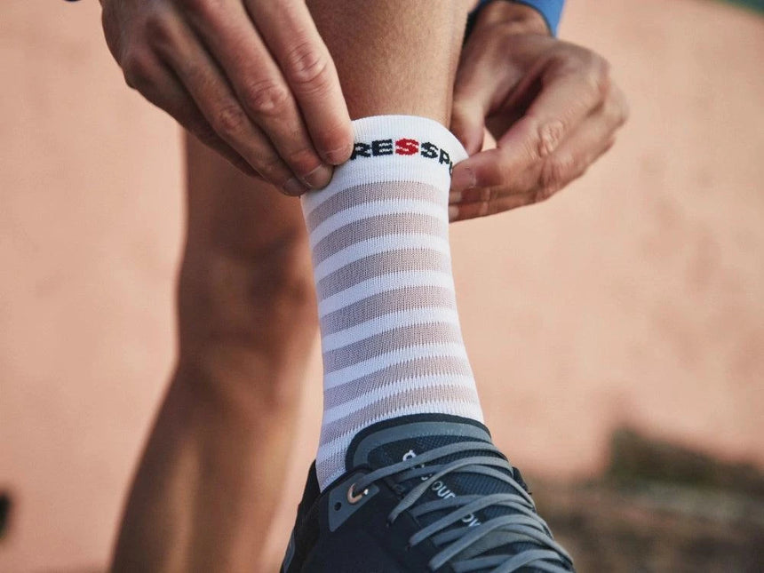 Compressport | Pro Racing Socken V4 | Ultralight | Run High | Weiß / Alloy