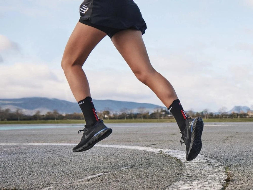 Compressport | Pro Racing Socken V4 | RunHigh | Schwarz Rot