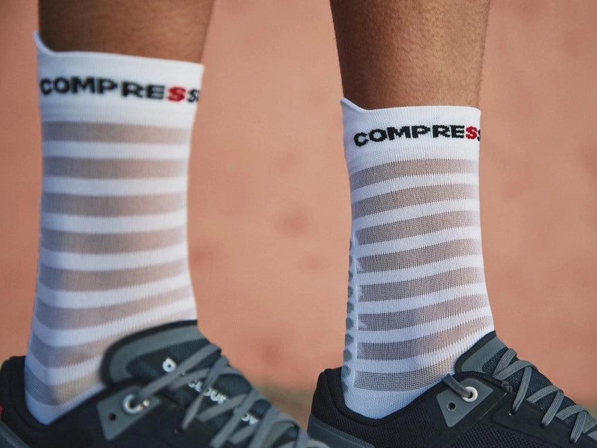 Compressport | Pro Racing Socken V4 | Ultralight | Run High | Weiß / Alloy