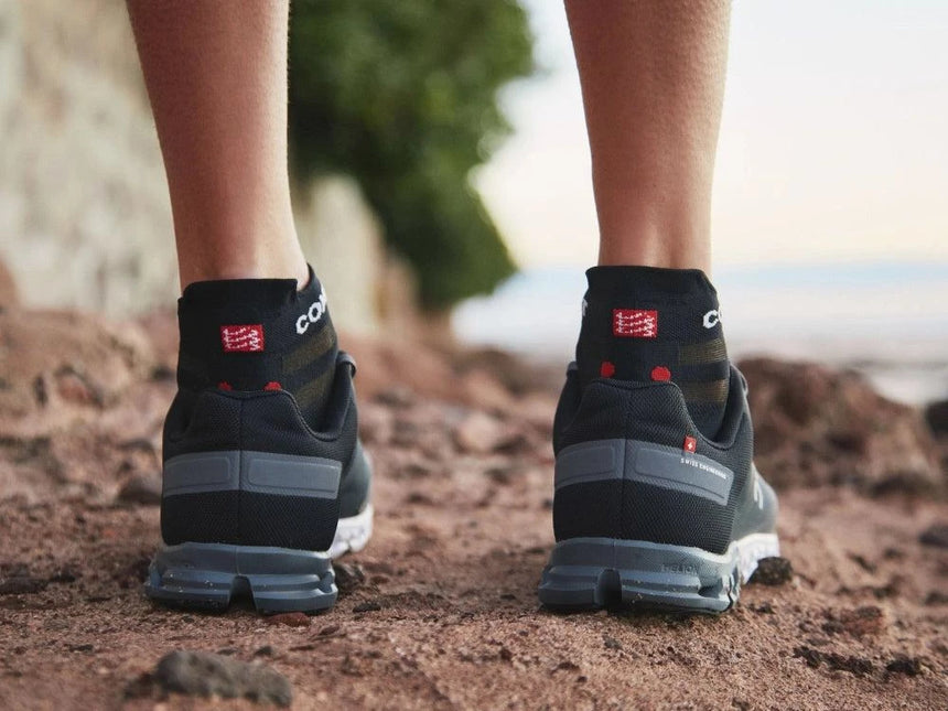 Compressport | Pro Racing Socken V4 | Ultralight | Run Low | Schwarz / Rot