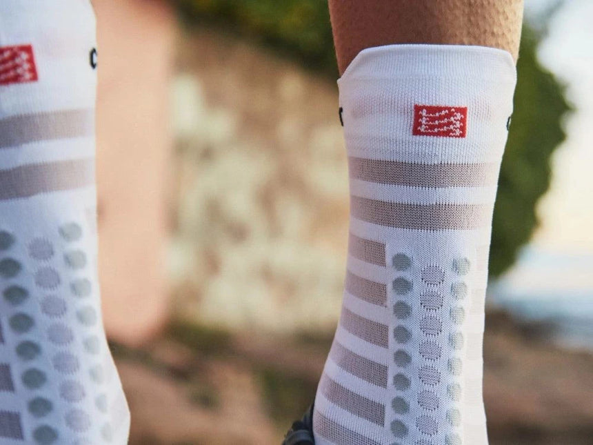 Compressport | Pro Racing Socken V4 | Ultralight | Run High | Weiß / Alloy
