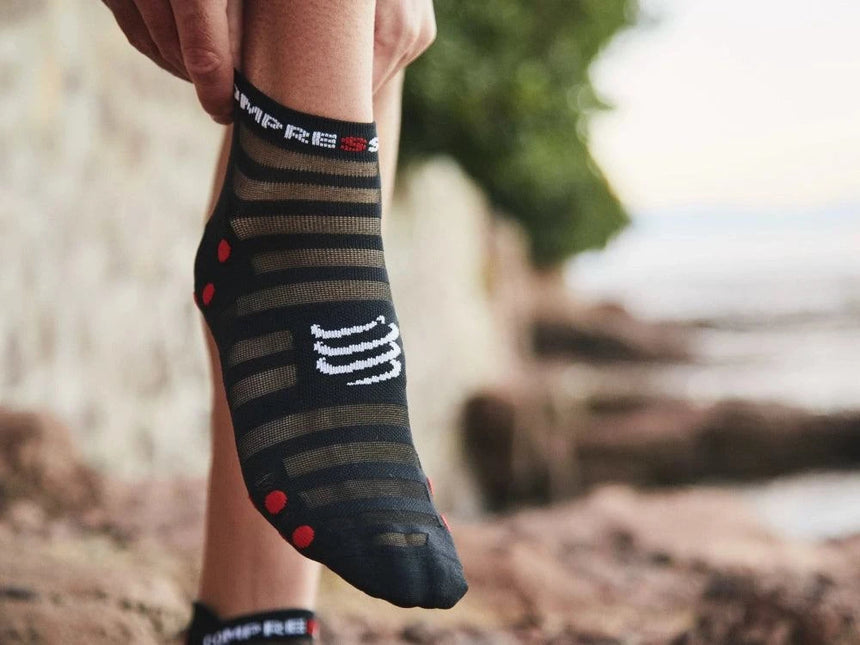 Compressport | Pro Racing Socken V4 | Ultralight | Run Low | Schwarz / Rot