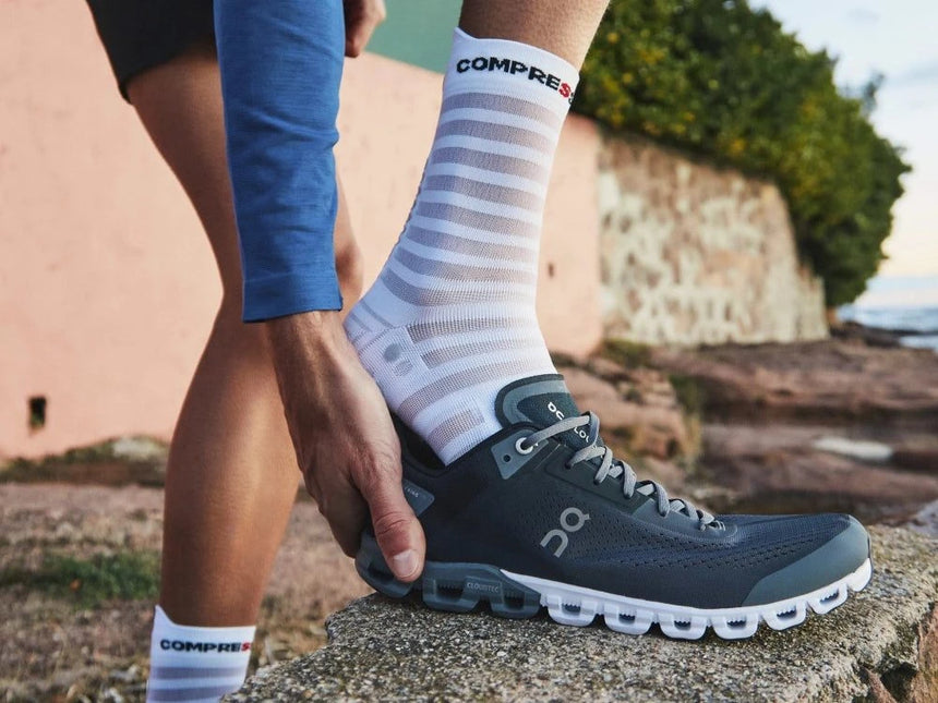 Compressport | Pro Racing Socken V4 | Ultralight | Run High | Weiß / Alloy